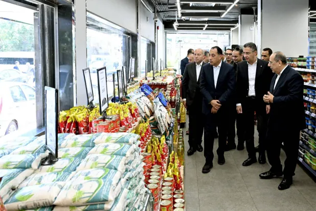 رئيس الوزراء المصري مصطفى مدبولي خلال تفقد أحد منافذ بيع السلع الشهر الماضي (وزارة التموين)