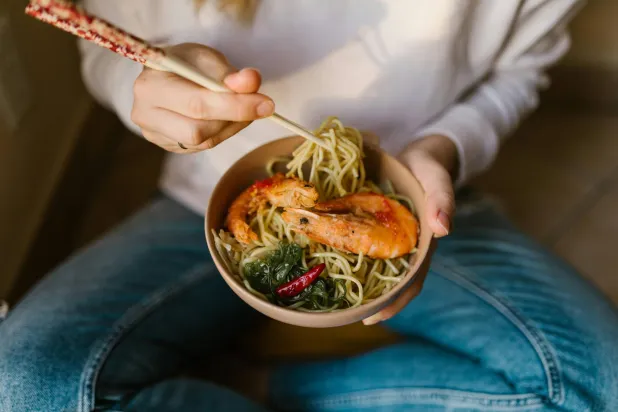 اليود يوجد في مجموعة من الأطعمة الشائعة مثل البيض والمأكولات البحرية مثل القريدس والتونة وسمك القد (بيكسلز)