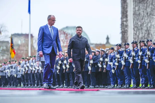 ميرتس وزيلينسكي يستعرضان حرس الشرف أمام المستشارية الاتحادية في برلين الثلاثاء (د.ب.أ)