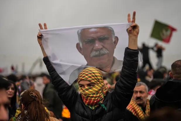 كردي يرفع صورة لأوجلان خلال احتفالات عيد النوروز في إسطنبول في 22 مارس الماضي (أ.ب)