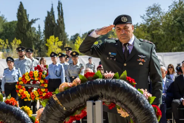 رئيس أركان الجيش الإسرائيلي إيال زامير خلال مراسم إحياء ذكرى يوم الهولوكوست (ذكرى محرقة اليهود) في نصب ياد فاشيم التذكاري للهولوكوست بالقدس - 14 أبريل 2026 (أ.ب)