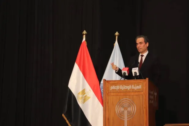 الإعلامي أحمد المسلماني خلال إلقاء كلمته (الهيئة الوطنية للإعلام)