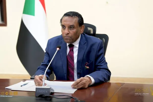 رئيس وزراء السودان كامل إدريس متحدثاً في مؤتمر صحافي بالخرطوم يوم الأربعاء (إعلام مجلس الوزراء)