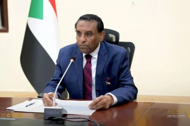 Sudan Başbakanı Kamil Idris dün Hartum'da düzenlediği basın toplantısında (Hükümet Medyası)