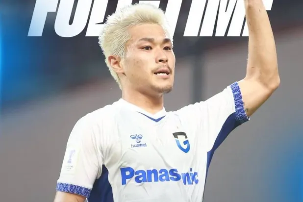 ميشينو محتفلاً بهدفه في شباك بانكوك (دوري أبطال آسيا)