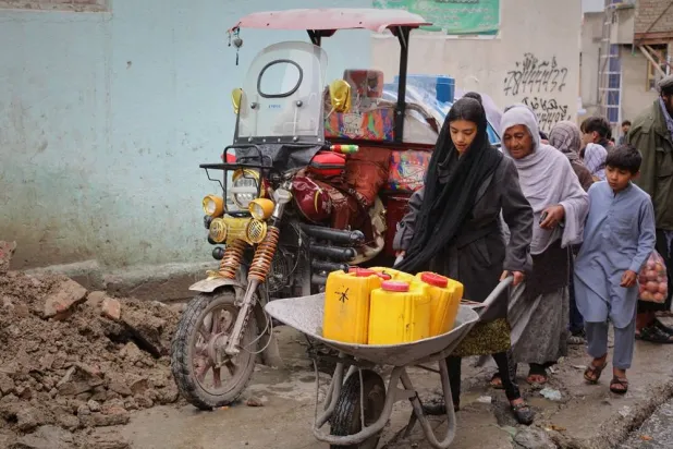  A girl carries jerrycans on a wheelbarrow after collecting water from a well at a mosque in Deh Mazang, Kabul, Afghanistan, Thursday, April 2, 2026. (AP)