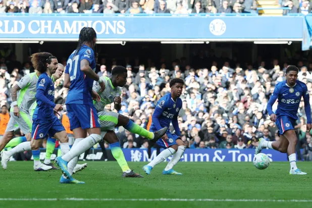 تسديدة مارك جيهي مدافع مانشستر سيتي في طريقها لمعانقة شباك تشيلسي (رويترز)