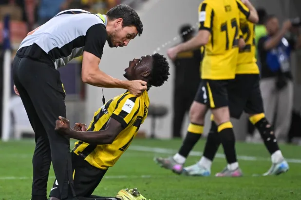 روجر فيرنانديز وفرحة جنونية مع أحد مساعدي كونسيساو بعد التأهل الآسيوي (تصوير: علي خمج)