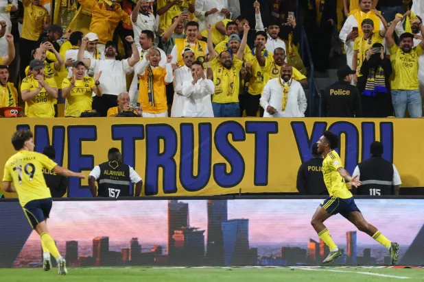 كومان محتفلاً بهدف الفوز (أ.ف.ب)