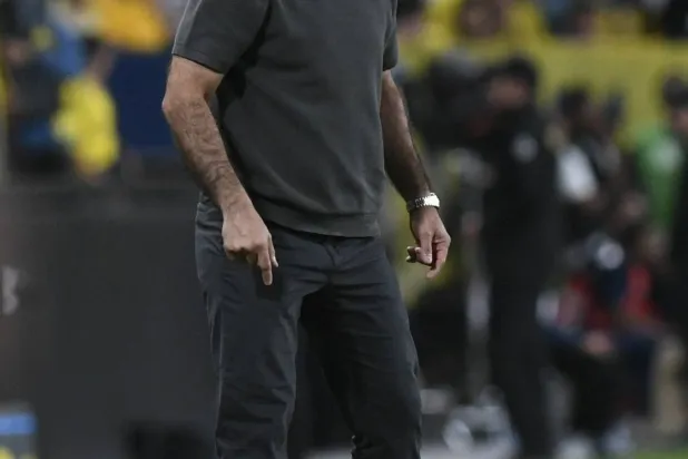 سعد الشهري مدرب فريق الاتفاق خلال اللقاء (رويترز)