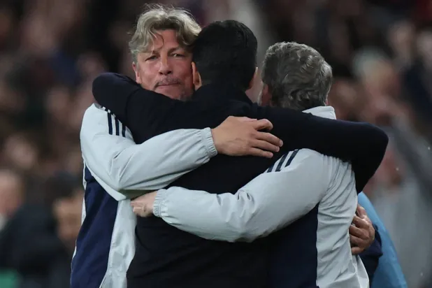 أرتيتا يحتفل مع مساعديه بعد التأهل (رويترز)