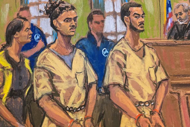  رسم توضيحي لأمير بالات وإبراهيم قيومي خلال مثولهما أمام محكمة فدرالية في نيويورك (رويترز)