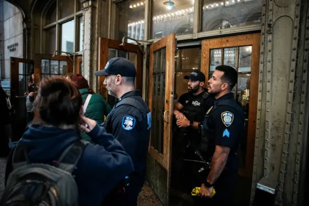 Geçtiğimiz hafta sonu metronun kapatılmasının ardından metro girişinde bulunan New York polisi (Reuters)