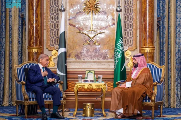 Saudi Crown Prince and Prime Minister Mohammed bin Salman bin Abdulaziz Al Saud met with Prime Minister of Pakistan, Muhammad Shehbaz Sharif. (SPA)