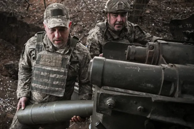 Ukrainian service members of the 260th Zaporizhzhia Separate Territorial Defence Brigade of the Ukrainian Armed Forces load a 152-mm shell for a D‑20 howitzer before firing towards Russian troops at a frontline position, amid Russia’s attack on Ukraine, in the Zaporizhzhia region, Ukraine, April 9, 2026. REUTERS/Stringer
