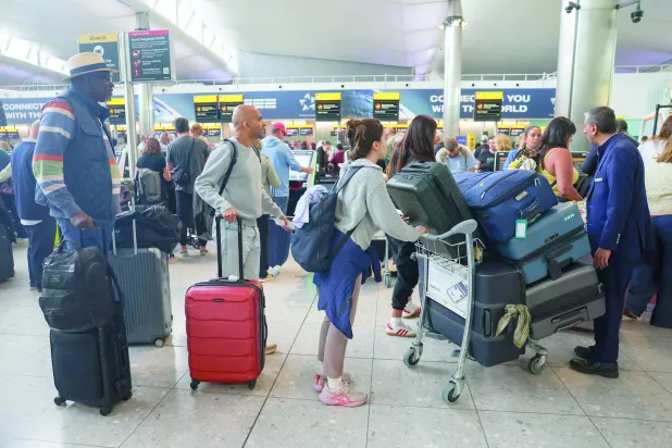 مسافرون ينتظرون في مبنى الركاب رقم «2» بمطار هيثرو (أرشيفية -رويترز)