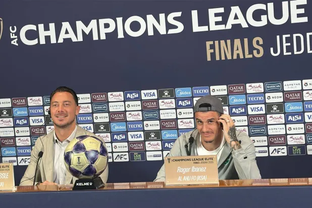 الألماني ماتياس يايسله مدرب فريق الأهلي رفقة إيبانيز (الشرق الأوسط) 