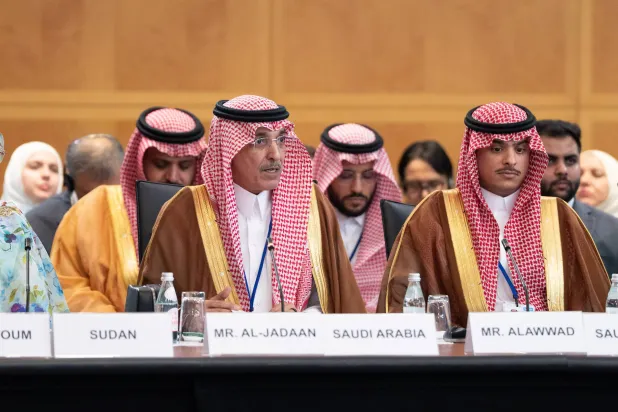 الجدعان متحدثاً في اجتماع وزراء ومحافظي منطقة الشرق الأوسط وشمال أفريقيا وأفغانستان وباكستان (صندوق النقد الدولي)