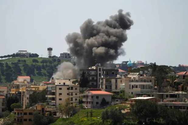 İsrail’in bugün Lübnan’ın güneyindeki Nebatiye kentine düzenlediği hava saldırısının ardından yükselen dumanlar (Reuters)