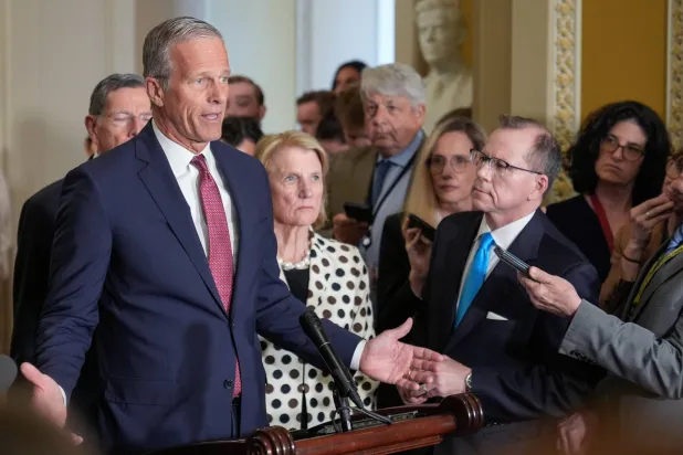 السيناتور جون ثون يتحدث في الكونغرس يوم 14 أبريل 2026 (أ.ب)