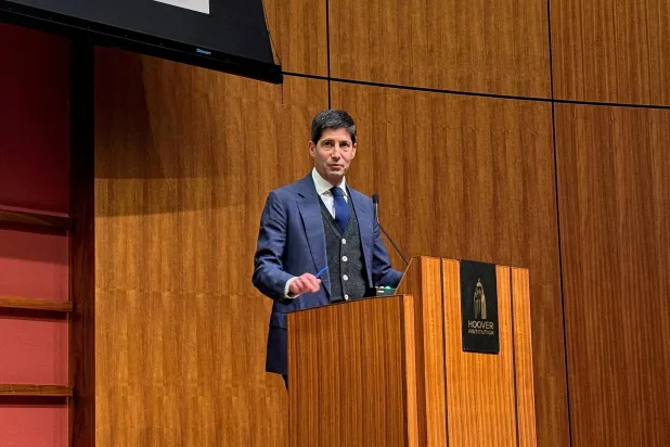 كيفن وورش يتحدث خلال مؤتمر حول السياسة النقدية في معهد هوفر بجامعة ستانفورد بكاليفورنيا (رويترز)