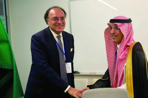 
مصافحة بين الجدعان وأورنغزيب عقب الاتفاق على تقديم السعودية 3 مليارات دولار كدعم إضافي لباكستان (إكس)