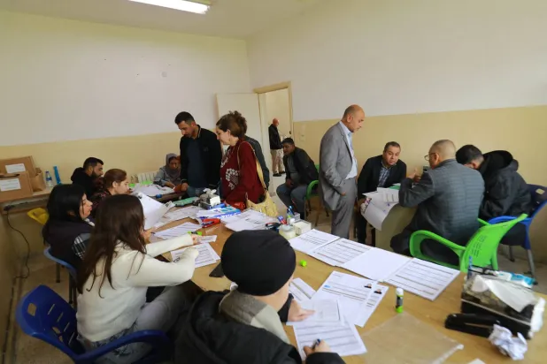 زحمة حضور كردي في مركز حكومي في المالكية القديمة بمنطقة القامشلي (أ.ف.ب)