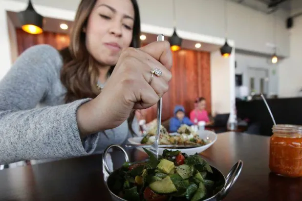  الالتزام بتناول نفس الوجبات يومياً قد يساعد في فقدان وزن (رويترز)