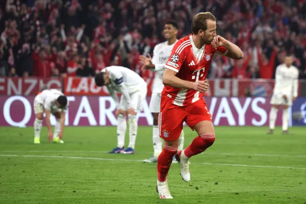 كين يحتفل بتأهل بايرن ميونيخ وسط خيبة أمل لاعبي الريال (أ.ف.ب)
