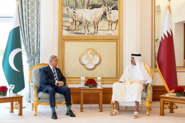 أمير قطر، الشيخ تميم بن حمد آل ثاني، ورئيس الوزراء الباكستاني محمد شهباز شريف (قنا)