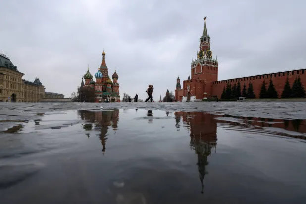 أشخاص يسيرون بالقرب من الكرملين بالساحة الحمراء في يوم ممطر وسط موسكو 9 أبريل 2026 (رويترز)