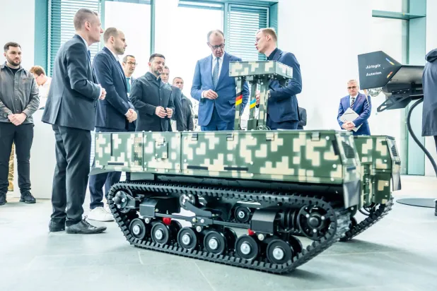 المستشار الألماني والرئيس الأوكراني يحضران عرضاً لعربة عسكرية «يتم التحكم فيها عن بعد» بمعرض لمشروعات مشتركة بين بلديهما في برلين الثلاثاء (د.ب.أ)