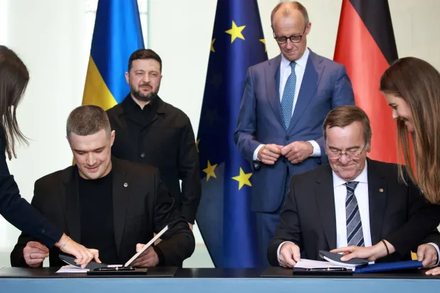 «ناتو» يدعو من برلين إلى «عدم إغفال أوكرانيا» وزيادة الدعم لكييف