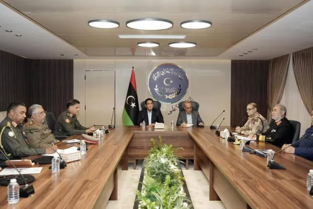 المنفي خلال ترؤسه اجتماعاً عسكرياً موسعاً في طرابلس (مكتب المنفي)