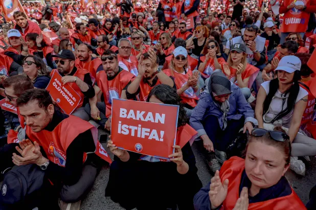 تظاهر آلاف المعلمين في أنقرة الخميس مطالبين بوضع حد للعنف في المدارس واستقالة وزير التعليم التركي (أ.ف.ب)