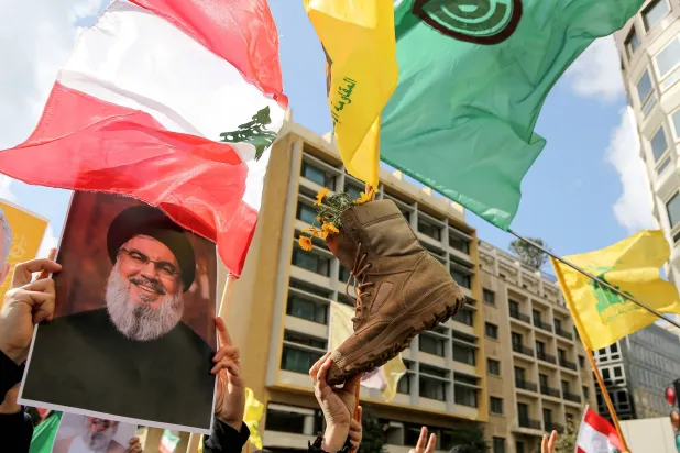 مناصرون لـ«حزب الله» يتظاهرون في محيط السراي الحكومي رفضاً للمفاوضات المباشرة مع إسرائيل (د.ب.أ)