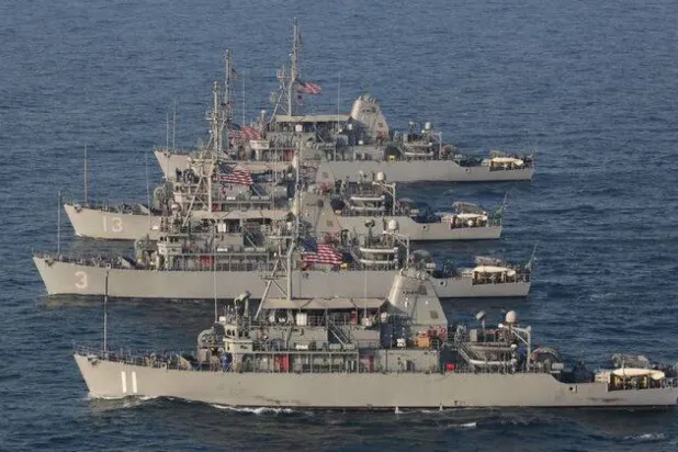 ABD’nin Avenger sınıfı mayın avlama gemileri, 6 Temmuz 2019 tarihinde Arap Denizi’nde tatbikat gerçekleştirirken (Reuters)