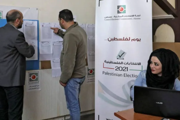 موظفون في مفوضية الانتخابات الفلسطينية بمدينة رام الله 6 أبريل 2021 (أ.ف.ب)