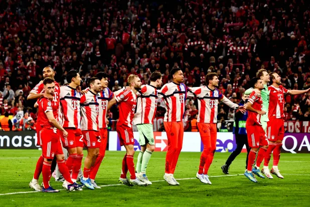 لاعبو البايرن يحتفلون مع جماهيرهم بالفوز على الريال والتأهل الى نصف النهائي  (ا ب ا)