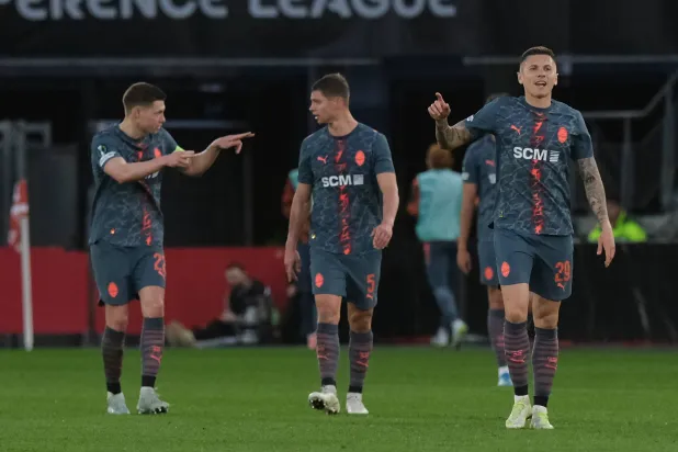 شاختار سيواجه في نصف النهائي الفائز من مباراة كريستال بالاس وفيورنتينا (أ.ب)