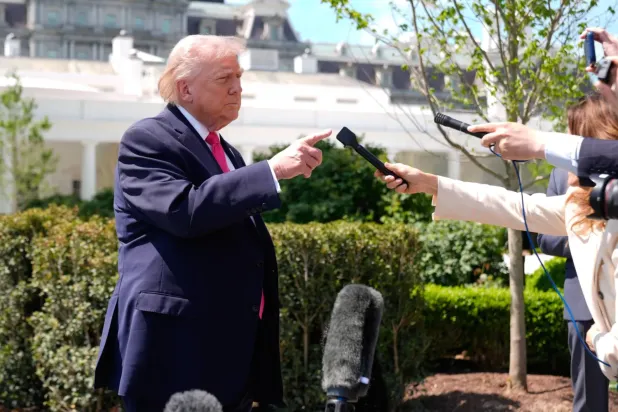 ABD Başkanı Donald Trump, Beyaz Saray Gül Bahçesi'nde açıklama yapıyor (AP)