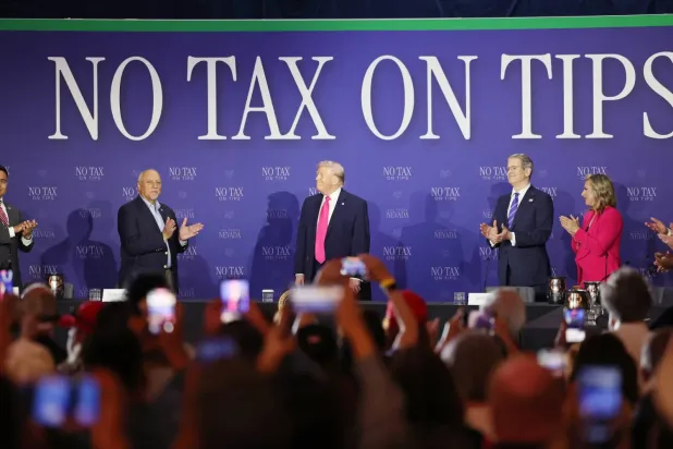 Trump, Nevada, Las Vegas'ta "Bahşiş Vergisi Kaldırma Yasası"nı tanıtmak amacıyla düzenlenen bir toplantı sırasında (EPA)