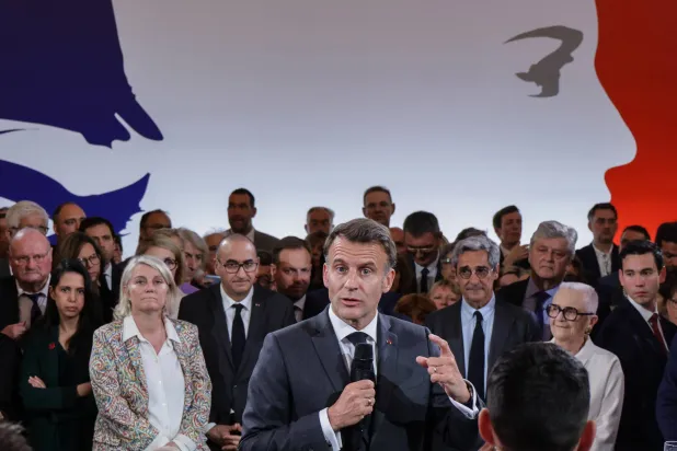 الرئيس الفرنسي إيمانويل ماكرون يلقي خطاباً في قصر الإليزيه الرئاسي في باريس فرنسا 16 أبريل 2026 (إ.ب.أ)