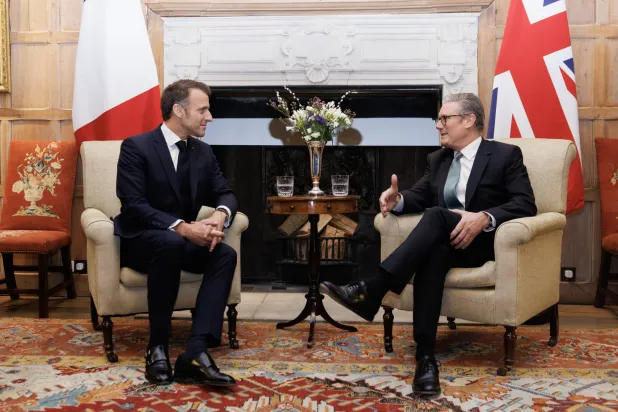 رئيس الوزراء البريطاني كير ستارمر يلتقي الرئيس الفرنسي إيمانويل ماكرون في تشيكرز - لندن 9 يناير 2025 (د.ب.أ)