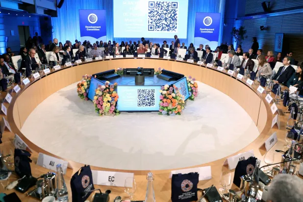 مشاركون في الجلسة العامة للجنة التنمية التابعة لصندوق النقد والبنك الدوليين خلال اجتماعات الربيع في واشنطن (د.ب.أ)