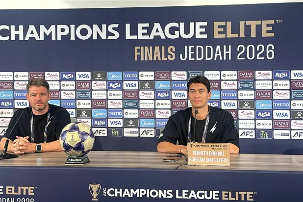 مارك جاكسون مدرب فريق بوريرام يونايتد التايلندي بجوار اللاعب كينيث دوغال (الشرق الأوسط) 