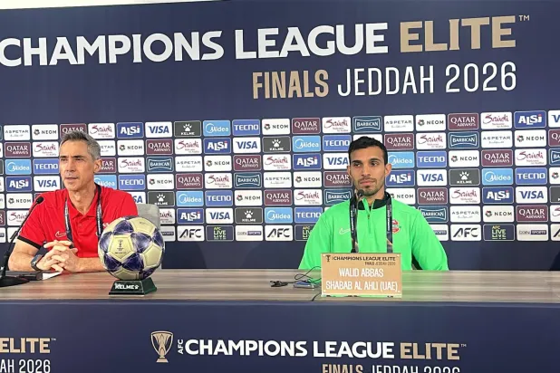 البرتغالي باولو سوزا مدرب فريق شباب الأهلي واللاعب وليد عباس في المؤتمر الصحافي (الشرق الأوسط)