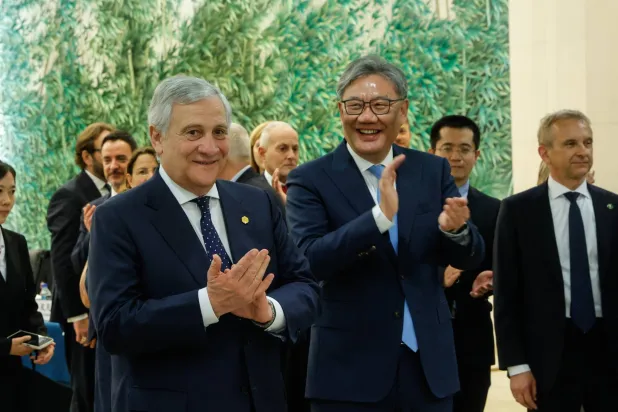 وزير الخارجية الإيطالي أنطونيو تاجاني (يسار) مع وزير التجارة الصيني وانغ وينتاو في مناسبة اقتصادية بالعاصمة الصينية بكين (إ.ب.أ)