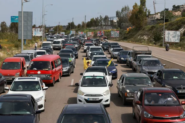مركبات على الطريق بينما يشق النازحون طريقهم للعودة إلى منازلهم بعد دخول وقف إطلاق النار الذي استمر عشرة أيام بين لبنان وإسرائيل حيّز التنفيذ... قرب مدينة صور اللبنانية 17 أبريل 2026 (رويترز)