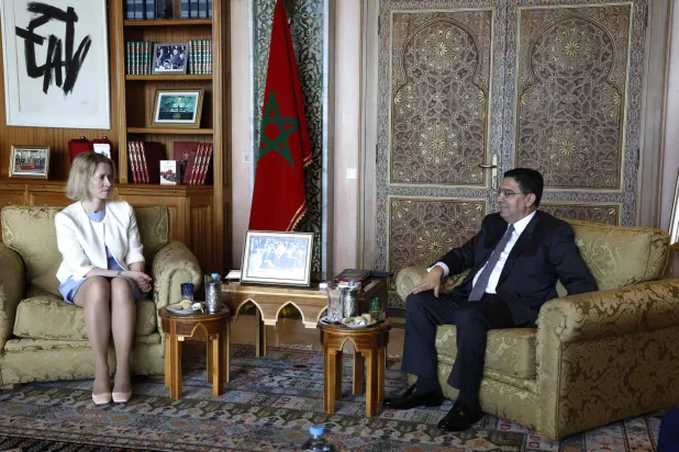 الوزير ناصر بوريطة مستقبلاً الممثلة السامية للاتحاد الأوروبي للشؤون الخارجية والسياسة الأمنية كايا كالاس خلال زيارتها للرباط (أ.ف.ب)